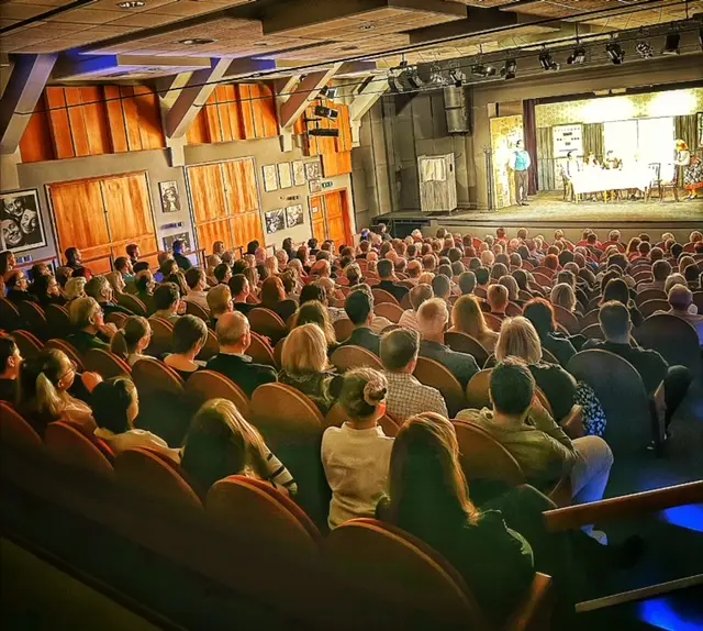 Světový den divadla s eBenefity: Večer, který si zaslouží potlesk 2 divadlo na jezerce 1