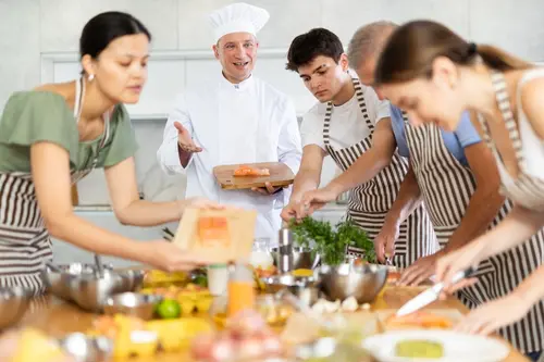 Den rozvoje a vzdělávání dospělých s eBenefity: Investice, která se vám vrátí 3 kurzy vareni shutterstock 2557487273