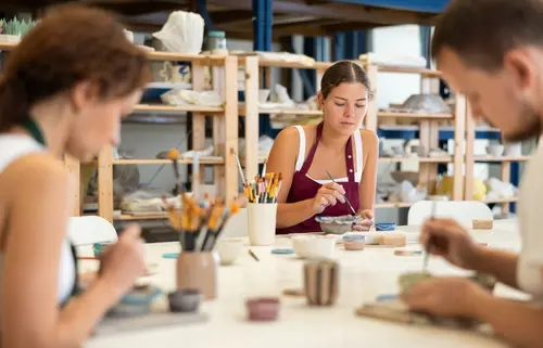 Zážitkové kurzy s eBenefity: Objevte malbu i keramiku 3 Art house atelier shutterstock 2553928677