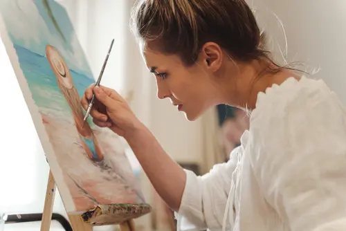 Zážitkové kurzy s eBenefity: Objevte malbu i keramiku 2 Atelier malovani kresleni shutterstock 2474584139
