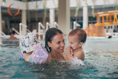 Vodní svět plný pohody: Aquaparky a bazény s eBenefity 3 Esmarin shutterstock 2592571063