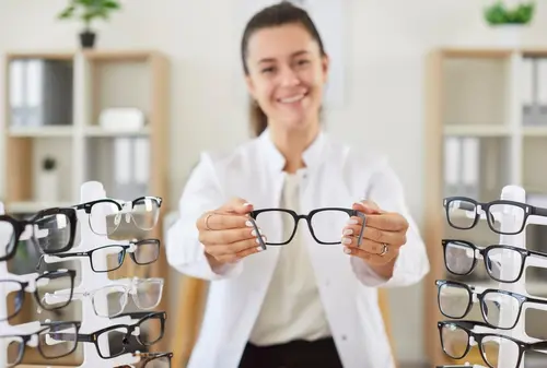 Zdraví očí si zaslouží pozornost: Prevence i moderní brýle s eBenefity 3 FOKUS optika shutterstock 2577399877