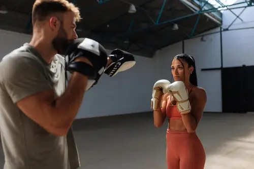 Síla, disciplína, koncentrace: Zamilujte si bojové sporty s eBenefity 3 Iron Gym shutterstock 2583395499