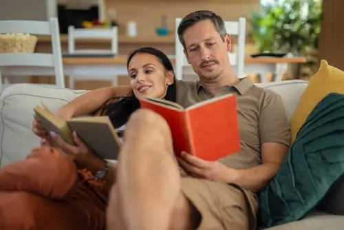 Zatoulejte se na jaře mezi stránkami: Pořiďte si nové knihy za eBenefity 2 Kosmas shutterstock 2666769021