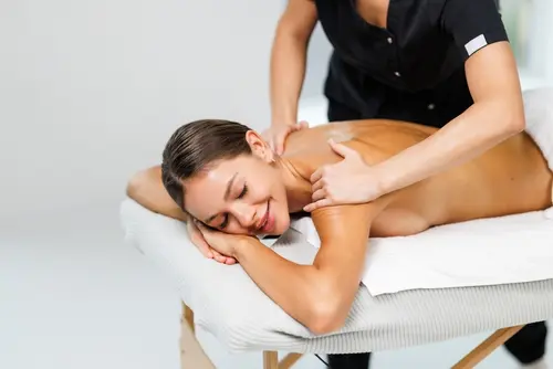 Na jaře do lázní s eBenefity: Čas zklidnit tělo, mysl i duši 2 Levandulove udoli shutterstock 2682191373