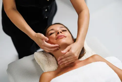 Uvolněte napětí s eBenefity: Masáže a fyzioterapie, které vás nabijí energií 4 Studio masaze Vinohrady shutterstock 2681789651