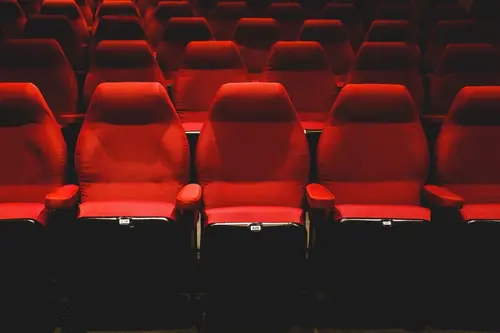 Show, které vás strhnou: Muzikály a velkolepé inscenace s eBenefity 3 divadlo hybernia shutterstock 2250117197