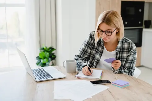 Nové digitální dovednosti s eBenefity: Kurzy, které vám otevřou dveře 3 holky z marketingu shutterstock 2436348151