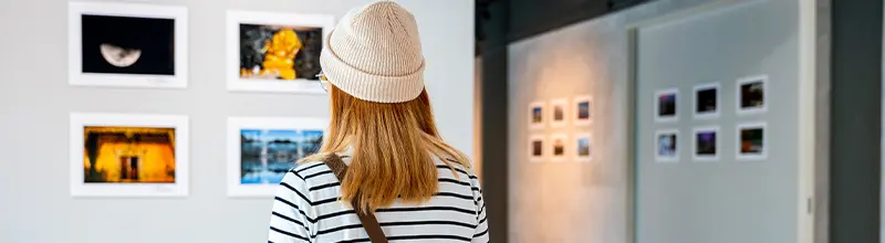 Když historie ožívá: Muzea a galerie, které stojí za návštěvu 1 žena v galerii